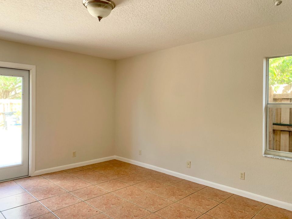 For Rent: $3,000 (2 beds, 2 baths, 1220 Square Feet)