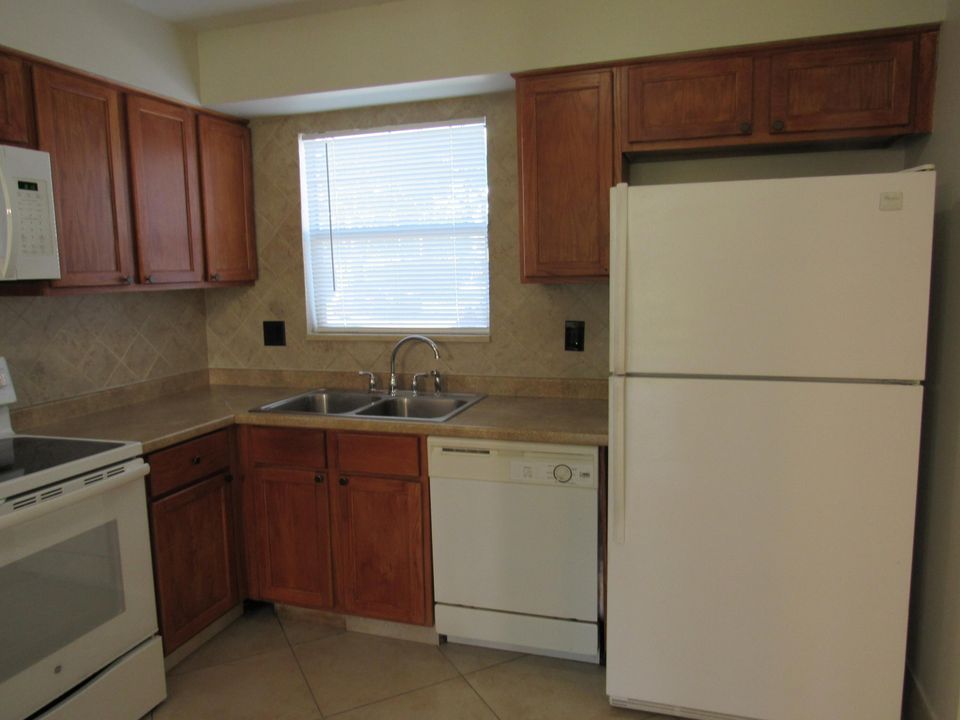 For Rent: $2,150 (3 beds, 2 baths, 1226 Square Feet)