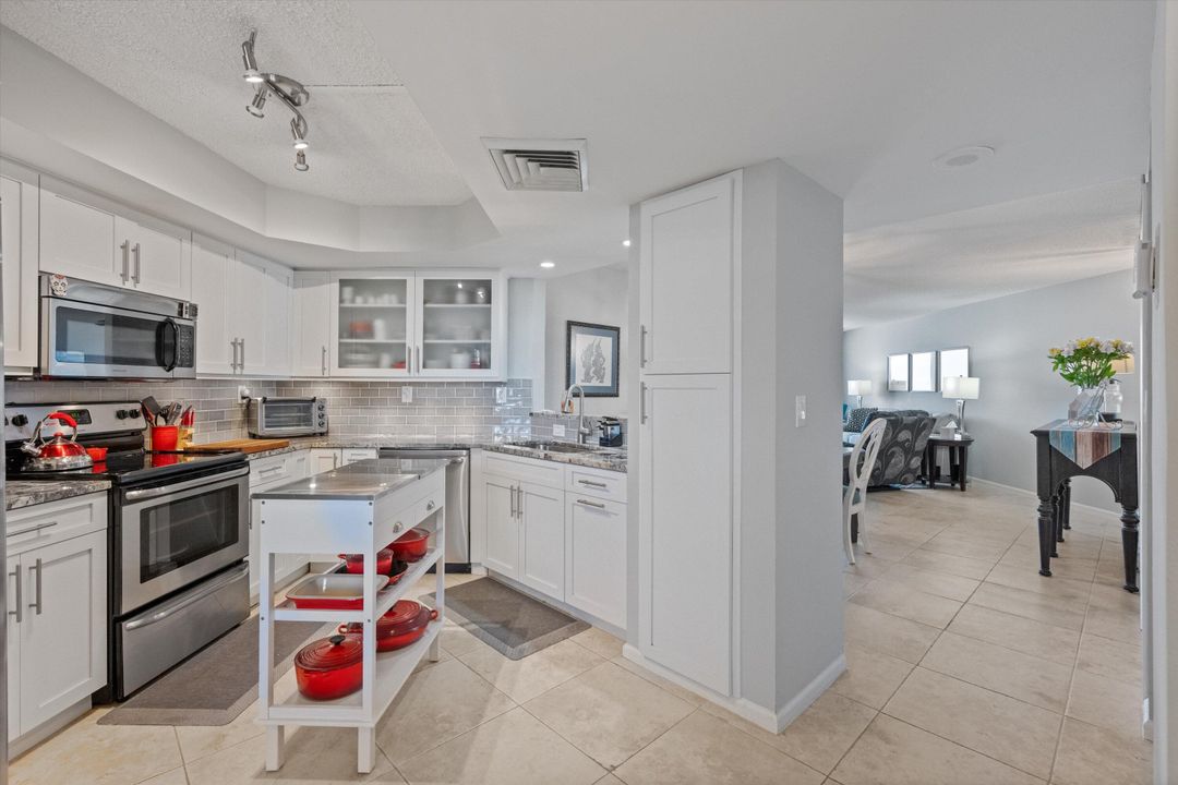 For Sale: $679,000 (2 beds, 2 baths, 1228 Square Feet)