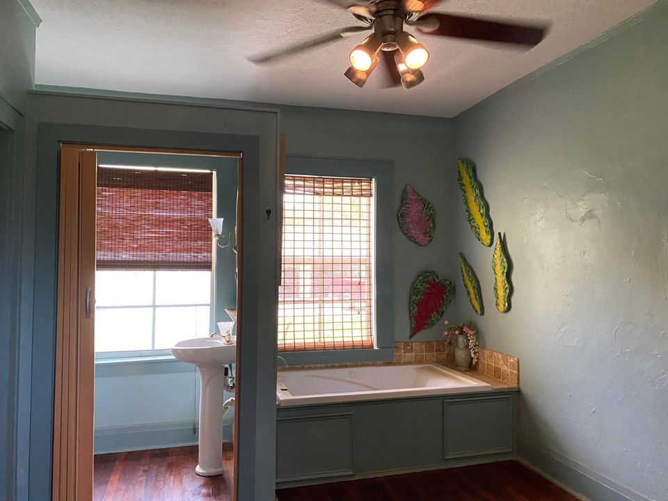 For Sale: $160,000 (2 beds, 1 baths, 1264 Square Feet)