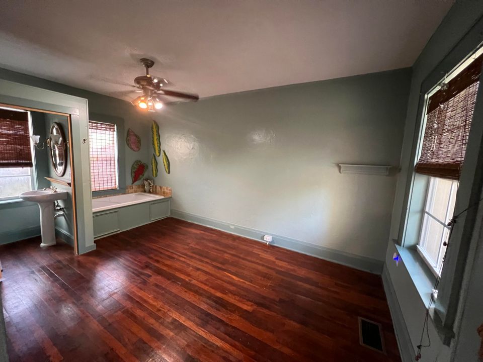 For Sale: $160,000 (2 beds, 1 baths, 1264 Square Feet)