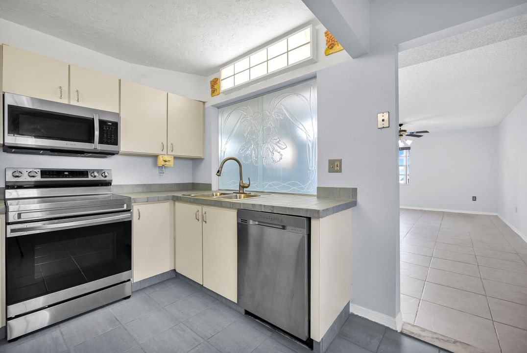 For Sale: $247,000 (2 beds, 2 baths, 1060 Square Feet)