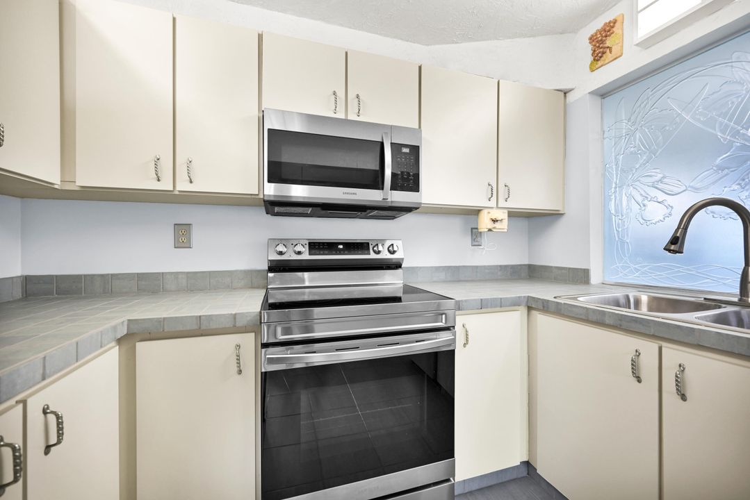 For Sale: $247,000 (2 beds, 2 baths, 1060 Square Feet)