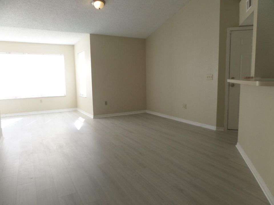 For Rent: $2,000 (2 beds, 2 baths, 1036 Square Feet)