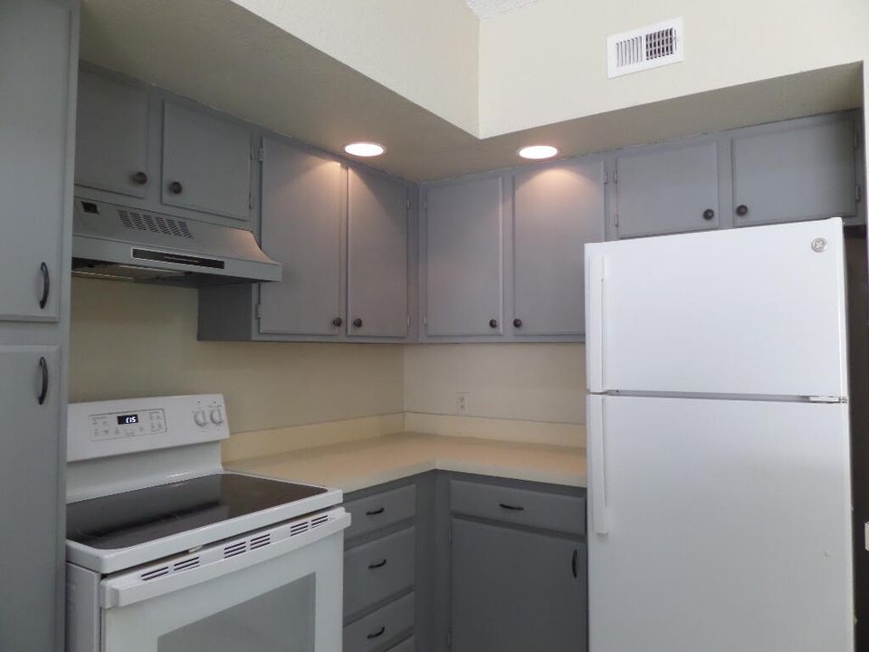 For Rent: $2,000 (2 beds, 2 baths, 1036 Square Feet)