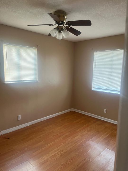 For Rent: $2,200 (3 beds, 1 baths, 860 Square Feet)