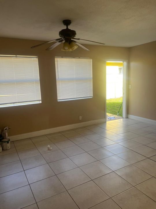 For Rent: $2,200 (3 beds, 1 baths, 860 Square Feet)