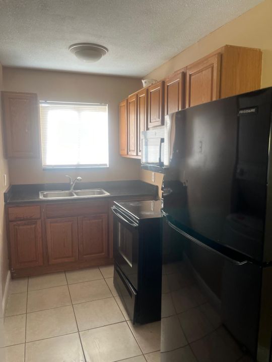 For Rent: $2,200 (3 beds, 1 baths, 860 Square Feet)