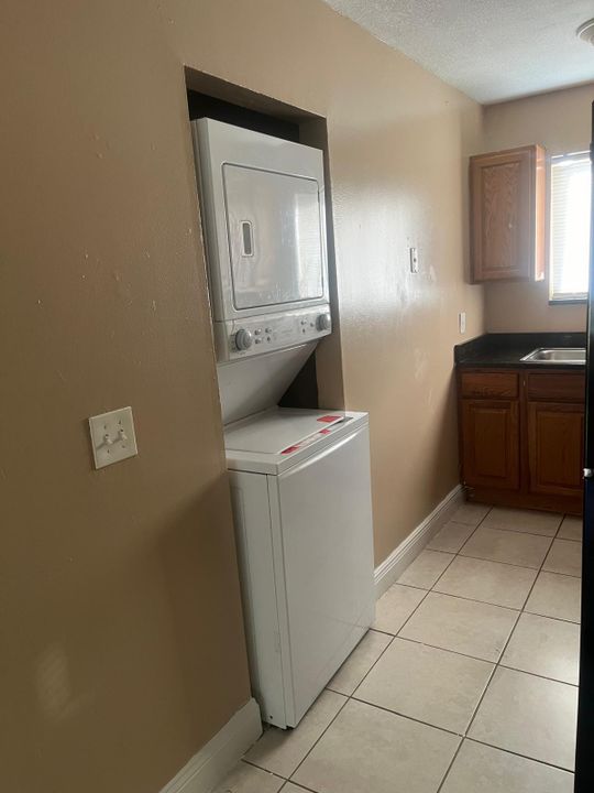 For Rent: $2,200 (3 beds, 1 baths, 860 Square Feet)