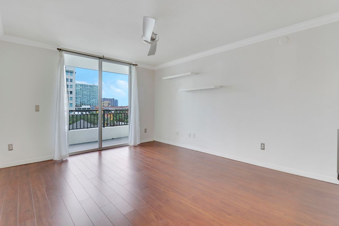 For Sale: $398,000 (1 beds, 1 baths, 740 Square Feet)