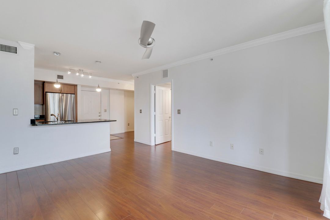 For Sale: $398,000 (1 beds, 1 baths, 740 Square Feet)