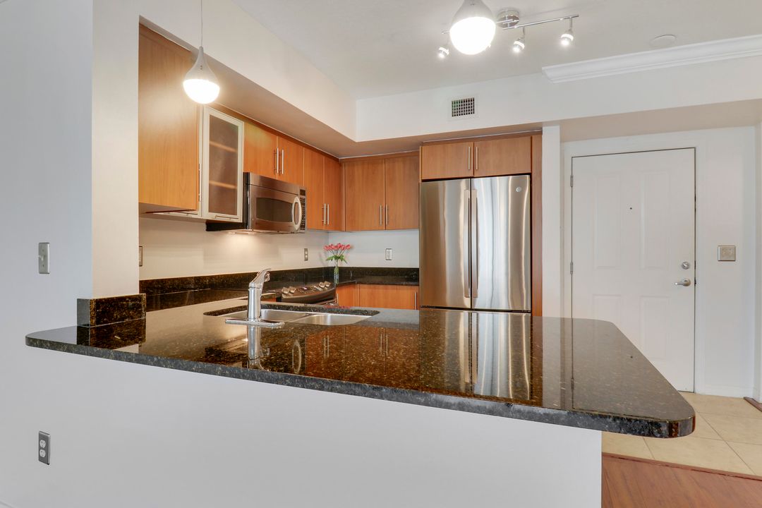 For Sale: $398,000 (1 beds, 1 baths, 740 Square Feet)