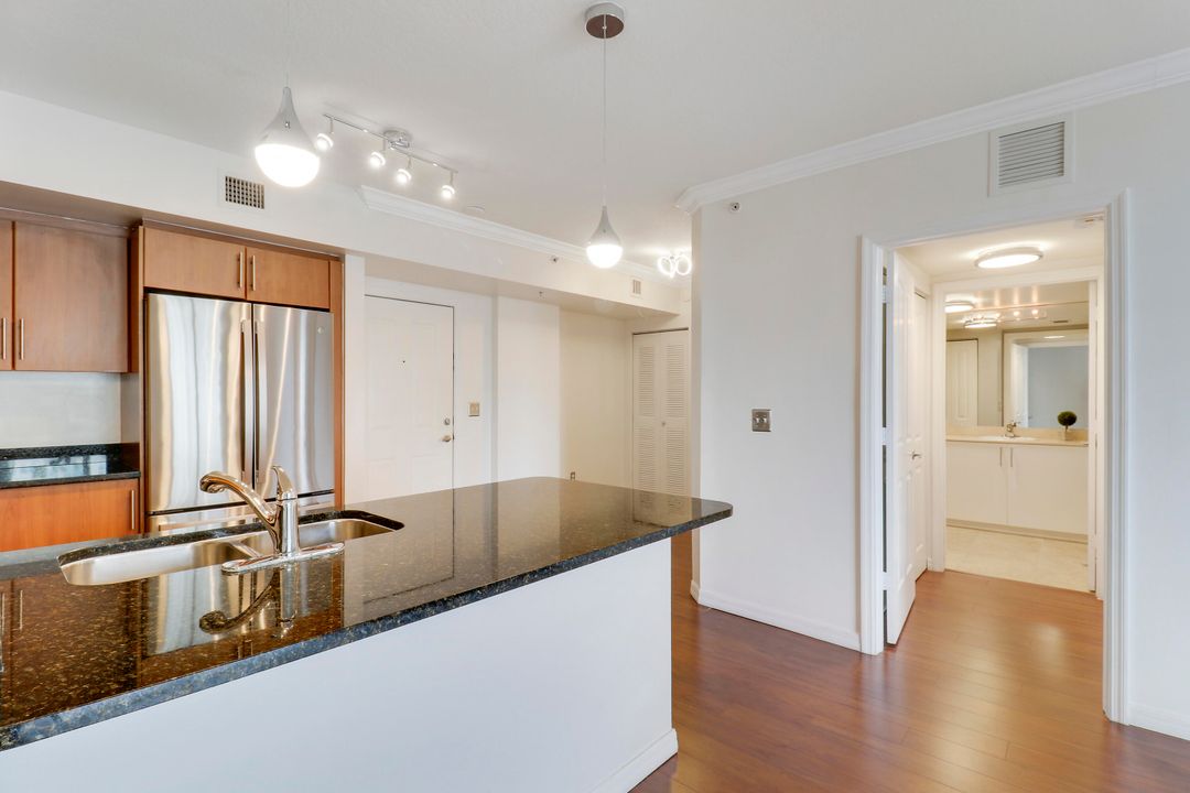 For Sale: $398,000 (1 beds, 1 baths, 740 Square Feet)