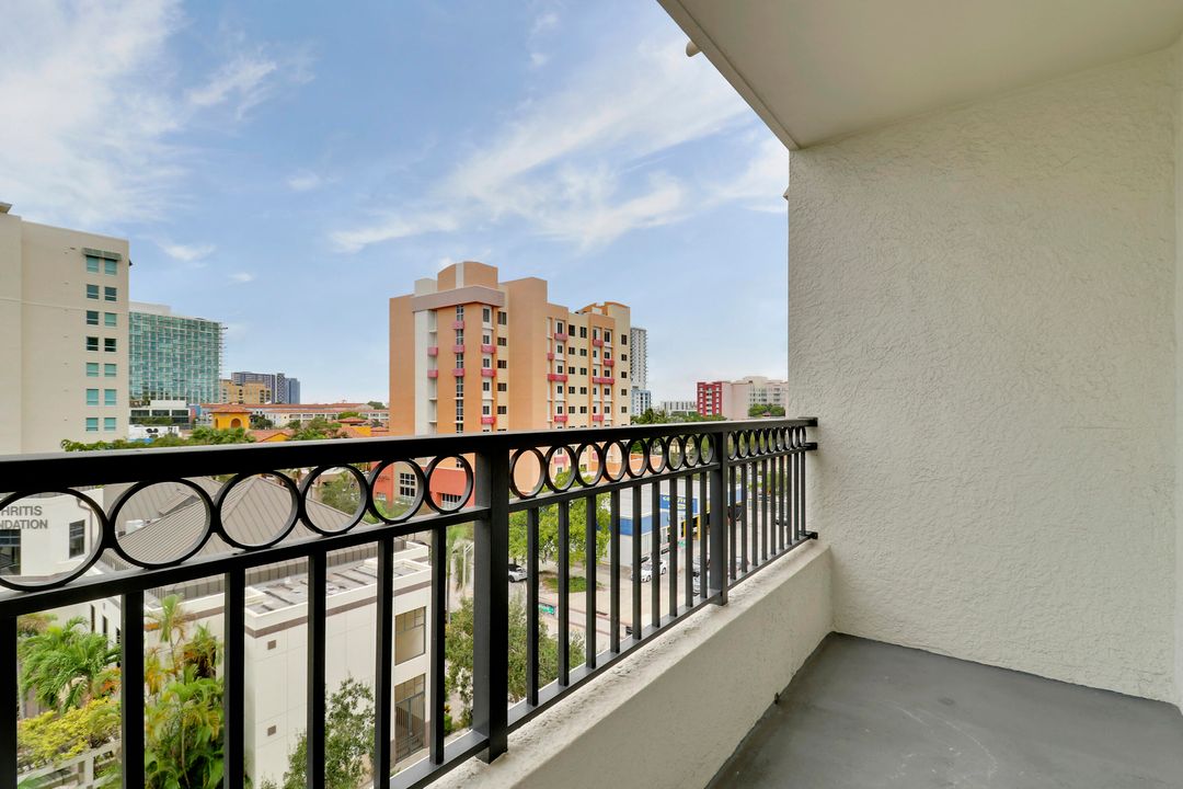 For Sale: $398,000 (1 beds, 1 baths, 740 Square Feet)