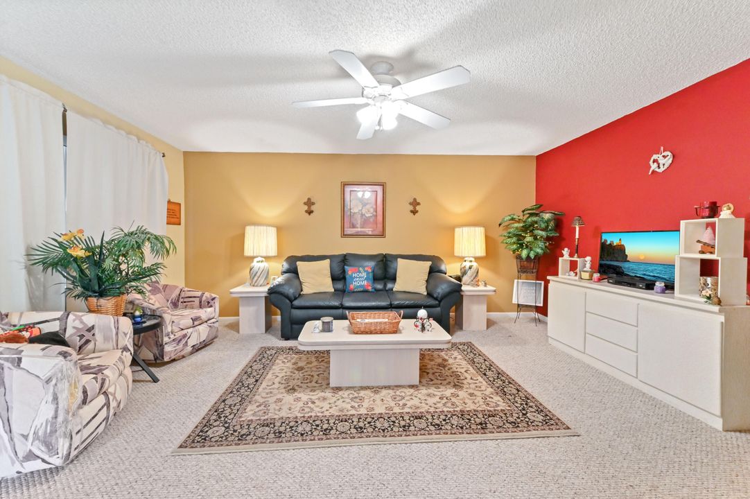 For Sale: $129,000 (2 beds, 2 baths, 902 Square Feet)