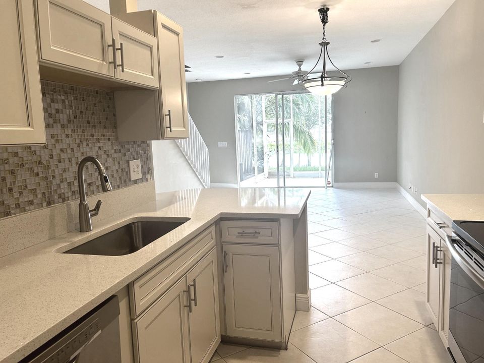 For Sale: $379,000 (2 beds, 2 baths, 1105 Square Feet)