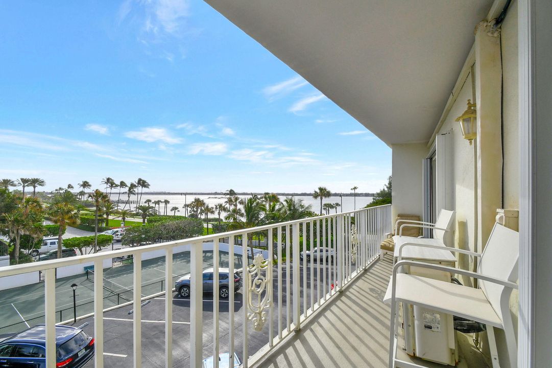 For Sale: $425,000 (2 beds, 1 baths, 824 Square Feet)