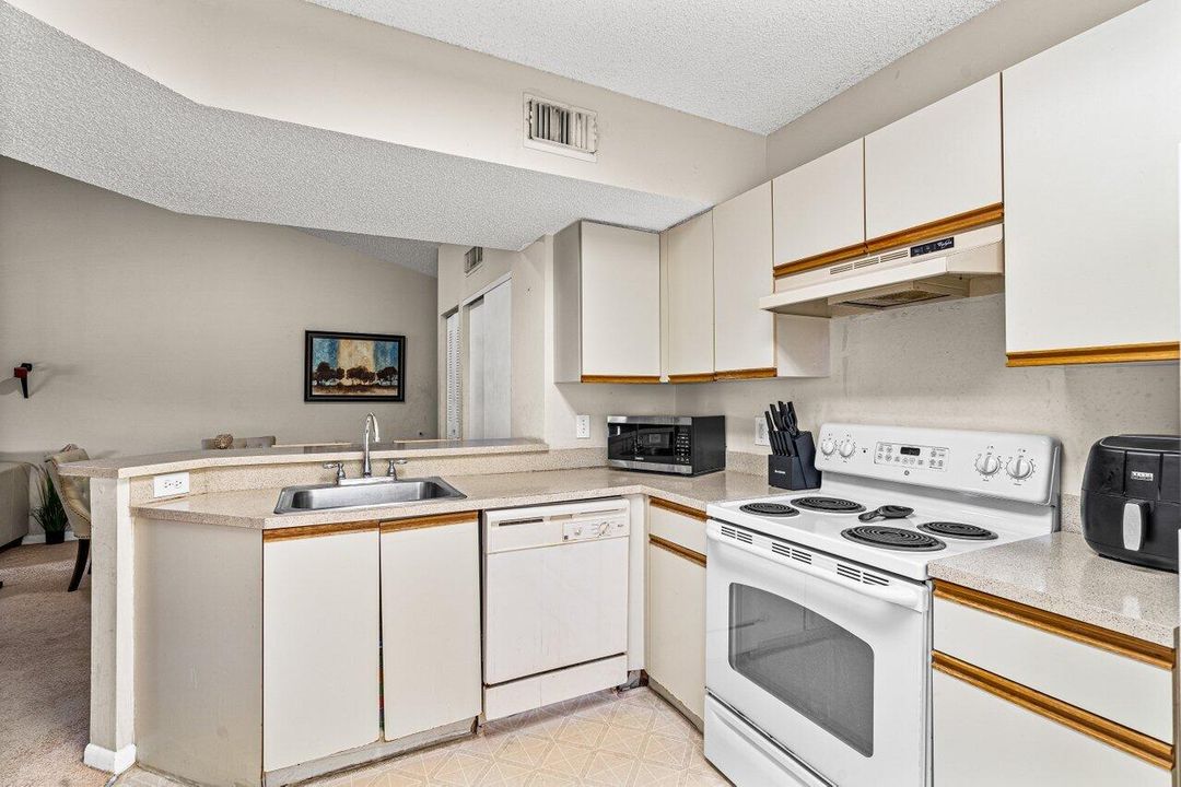 For Sale: $219,900 (1 beds, 1 baths, 733 Square Feet)