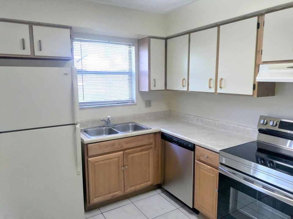 For Rent: $2,200 (2 beds, 2 baths, 1242 Square Feet)