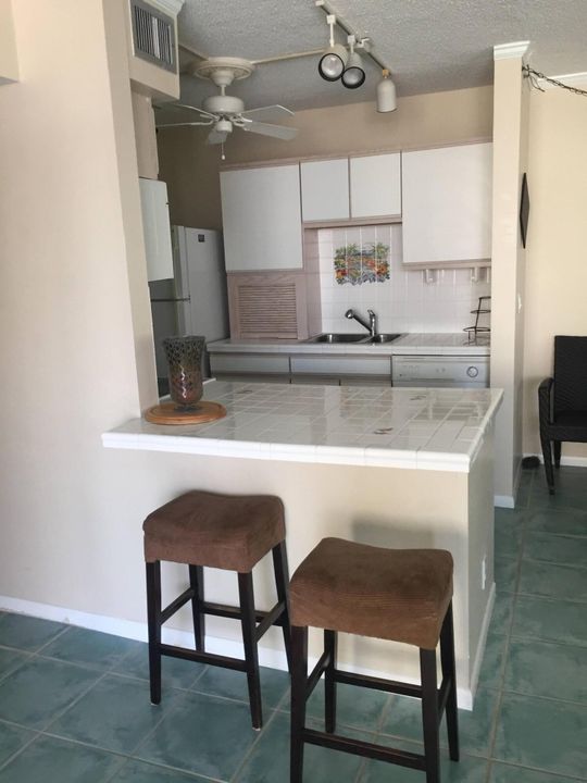 For Rent: $2,450 (2 beds, 2 baths, 1400 Square Feet)