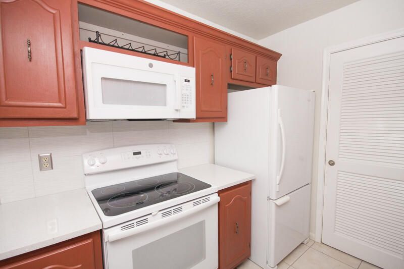 For Rent: $1,800 (1 beds, 1 baths, 702 Square Feet)