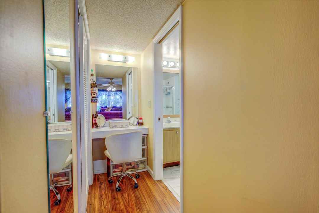 For Sale: $199,995 (2 beds, 2 baths, 936 Square Feet)