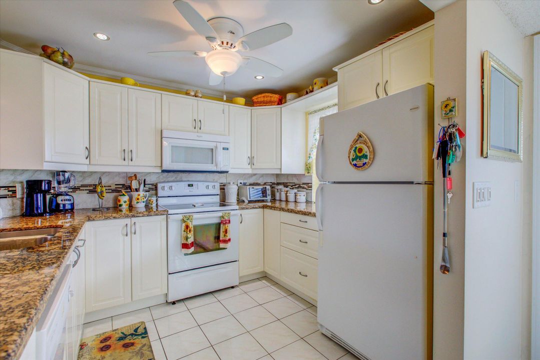 For Sale: $199,995 (2 beds, 2 baths, 936 Square Feet)