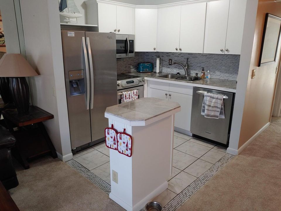 For Sale: $110,000 (1 beds, 1 baths, 702 Square Feet)