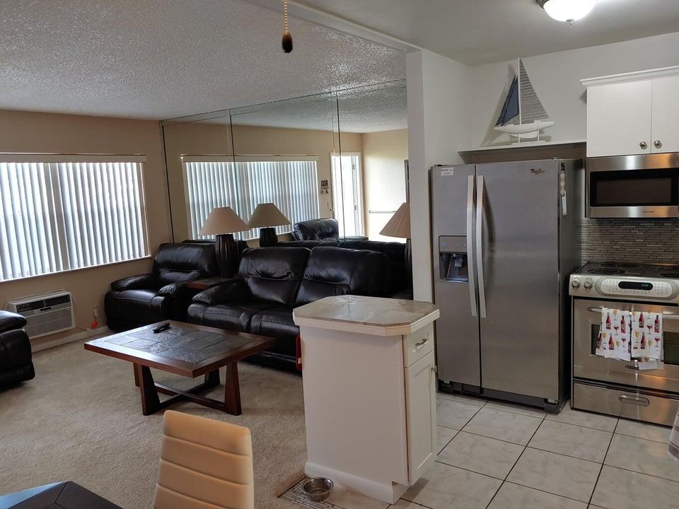 For Sale: $110,000 (1 beds, 1 baths, 702 Square Feet)