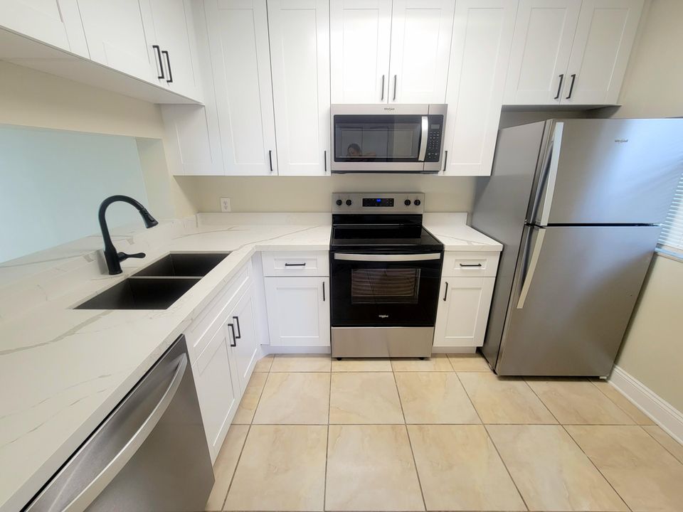 For Sale: $209,900 (1 beds, 1 baths, 702 Square Feet)