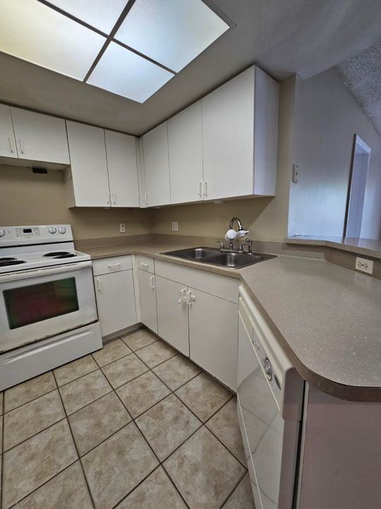 For Rent: $2,050 (2 beds, 2 baths, 1026 Square Feet)