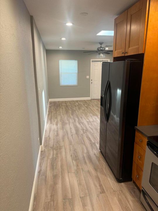 For Rent: $2,500 (3 beds, 1 baths, 950 Square Feet)