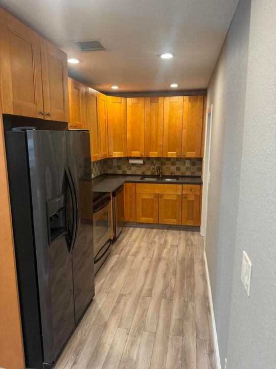 For Rent: $2,500 (3 beds, 1 baths, 950 Square Feet)