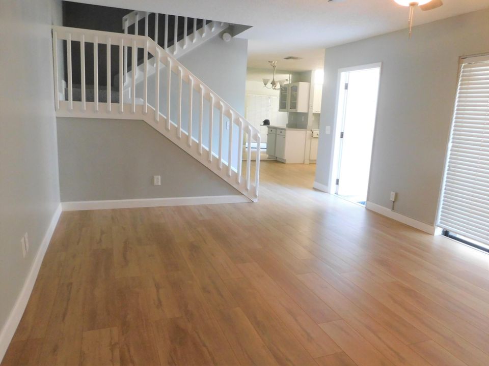 For Sale: $214,900 (2 beds, 1 baths, 1328 Square Feet)