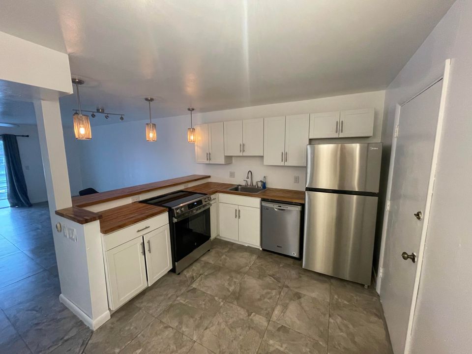 For Sale: $224,900 (1 beds, 1 baths, 960 Square Feet)