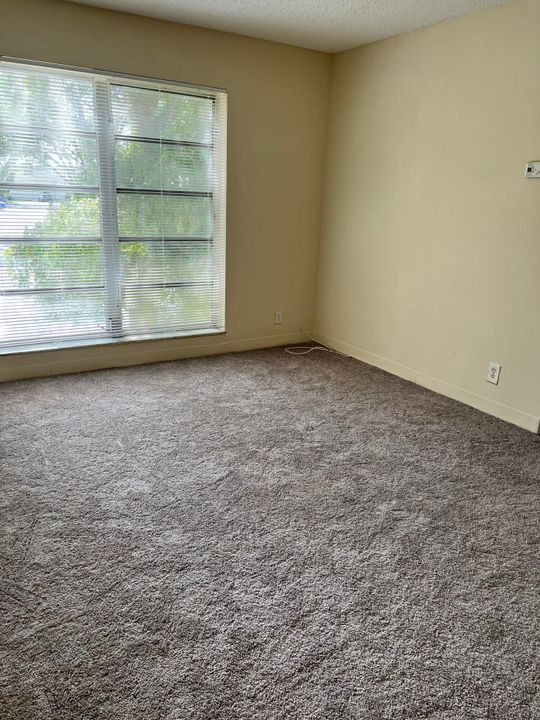 For Sale: $157,000 (2 beds, 1 baths, 840 Square Feet)