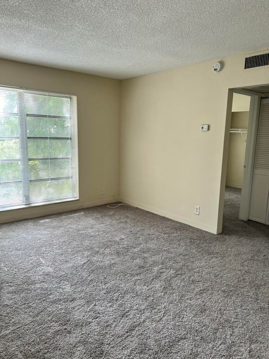 For Sale: $157,000 (2 beds, 1 baths, 840 Square Feet)