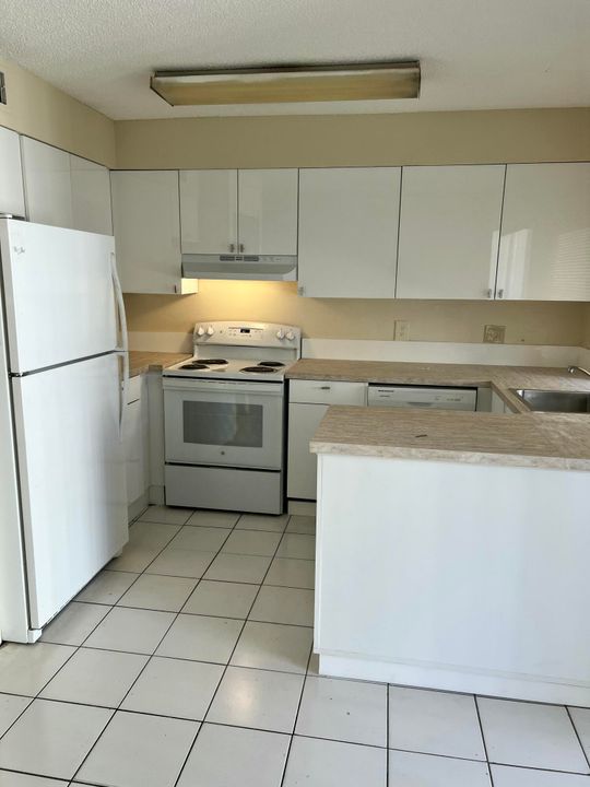 For Sale: $157,000 (2 beds, 1 baths, 840 Square Feet)