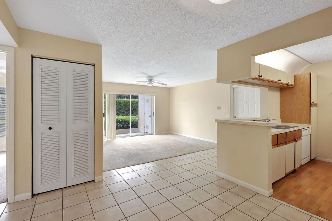 For Sale: $249,900 (2 beds, 2 baths, 1018 Square Feet)