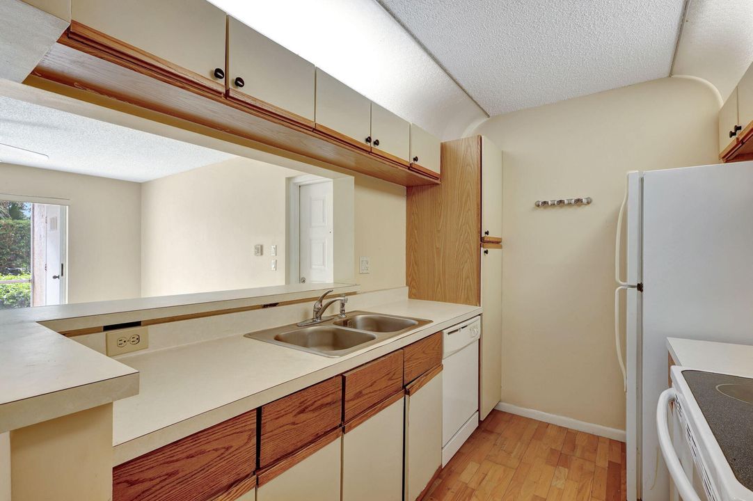 For Sale: $249,900 (2 beds, 2 baths, 1018 Square Feet)