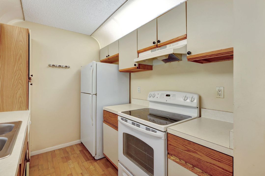 For Sale: $249,900 (2 beds, 2 baths, 1018 Square Feet)