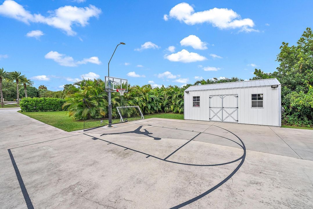 For Sale: $1,290,000 (4 beds, 2 baths, 2588 Square Feet)