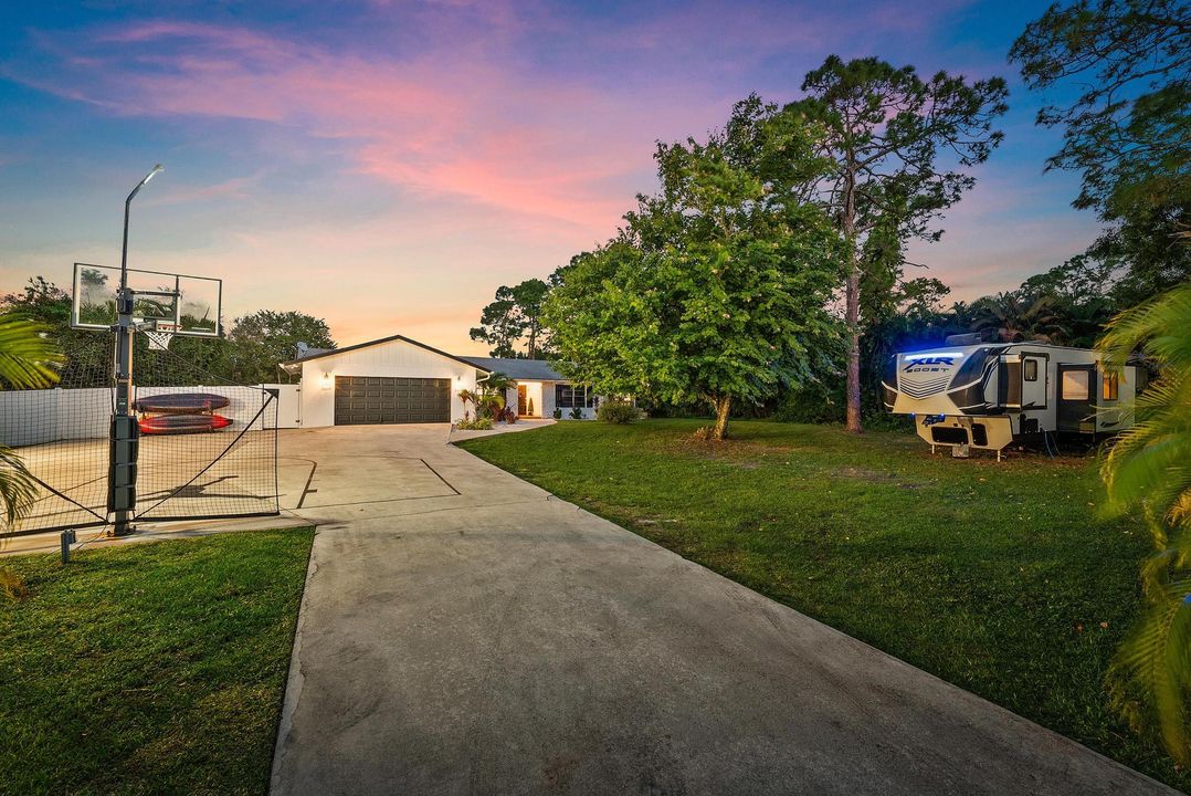 For Sale: $1,290,000 (4 beds, 2 baths, 2588 Square Feet)