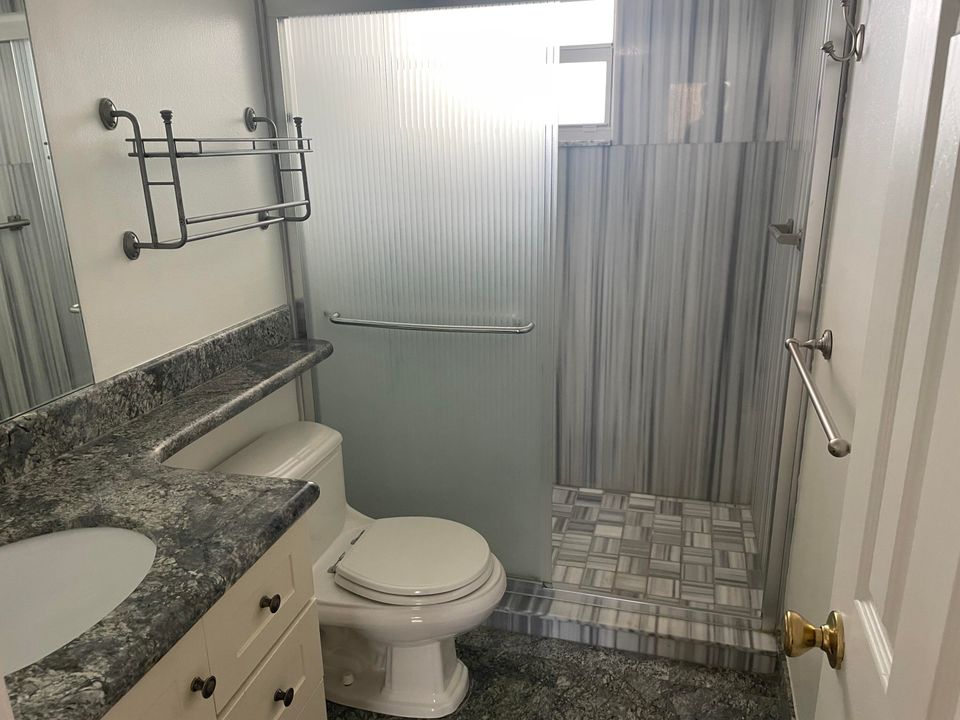 Active With Contract: $1,375 (1 beds, 1 baths, 790 Square Feet)