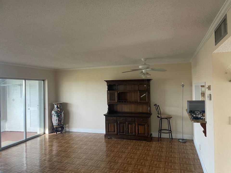 Active With Contract: $1,375 (1 beds, 1 baths, 790 Square Feet)