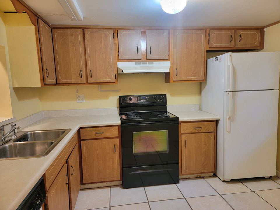 For Rent: $1,600 (2 beds, 1 baths, 924 Square Feet)