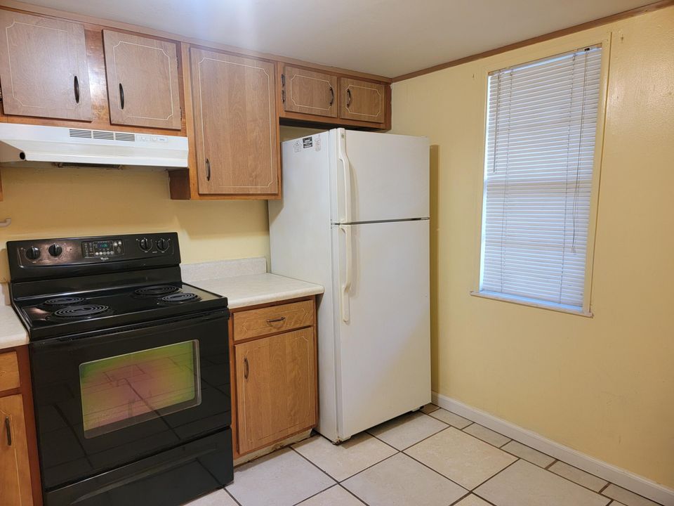 For Rent: $1,600 (2 beds, 1 baths, 924 Square Feet)