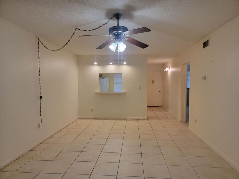 For Rent: $1,600 (2 beds, 1 baths, 924 Square Feet)