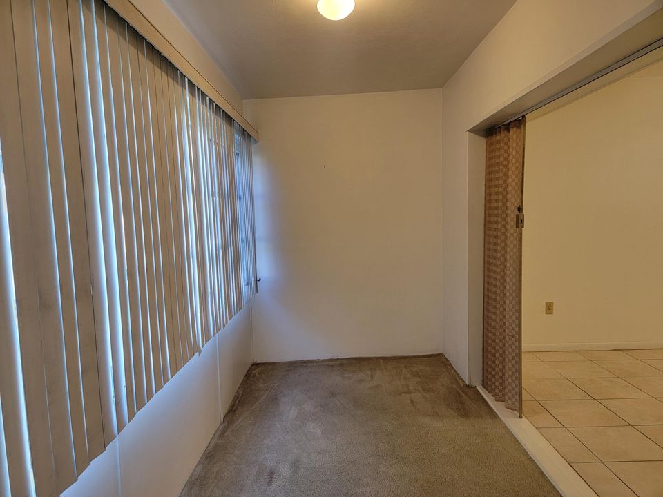 For Rent: $1,600 (2 beds, 1 baths, 924 Square Feet)