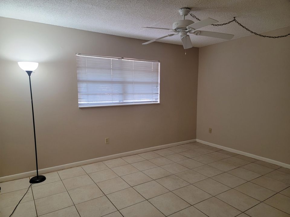 For Rent: $1,600 (2 beds, 1 baths, 924 Square Feet)